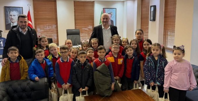 Başkan Yılmaz Yıldız Öğrencileri Belediyede Ağırladı