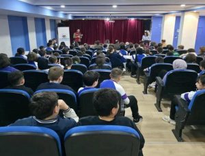 Dünya Tiyatrolar Günü’nde “Plastik Rüyalar” Sahnelendi