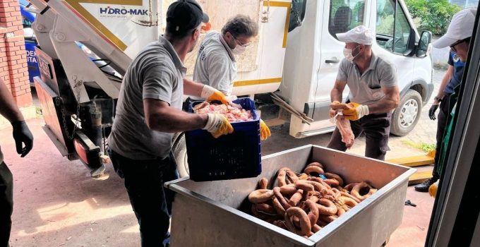 Komşu İlçede Zabıta Baskını: Küflenmiş ve Bozulmuş 1 Ton Sucuk Ele Geçirildi