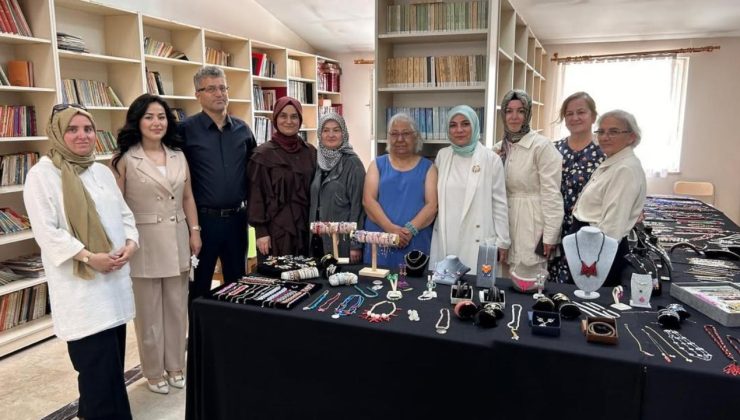 Düzce’de Okuma Yazma Kursunu Tamamlayan Kursiyerlere Belgeleri Verildi